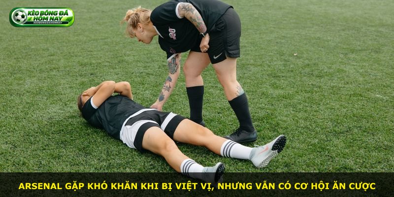 Arsenal gặp khó khăn khi bị việt vị, nhưng vẫn có cơ hội ăn cược